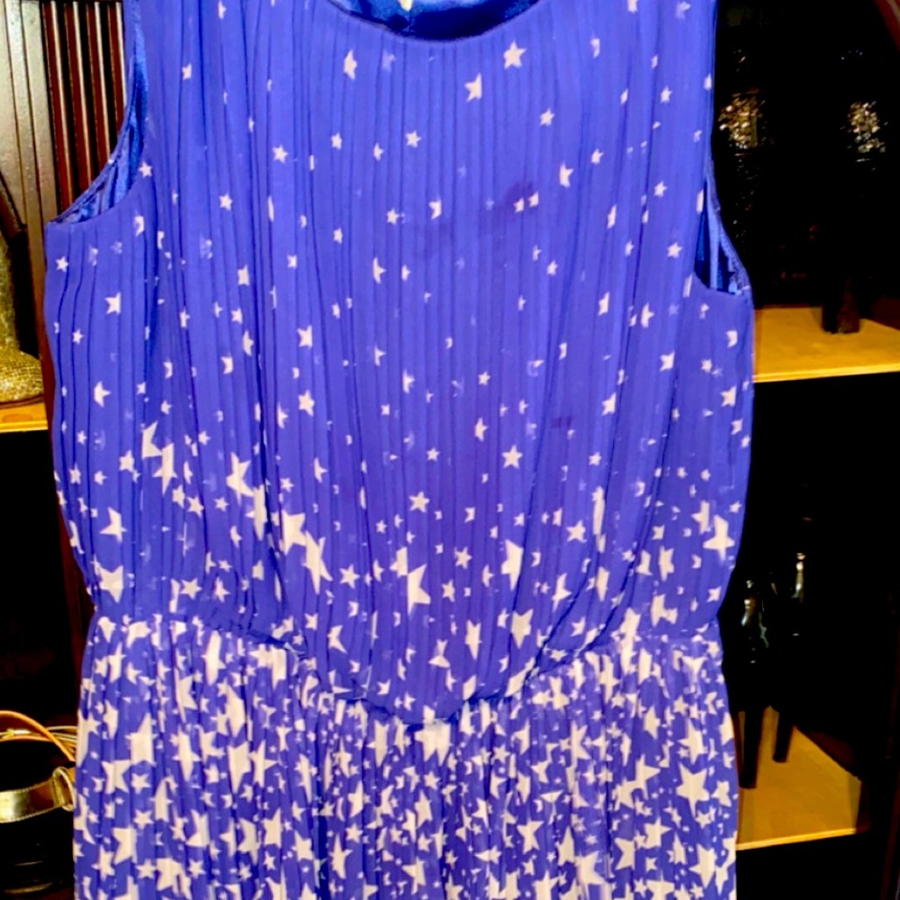 I’m selling a blue with white stars dress don’t go past your knees